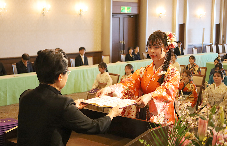 【山梨県】44人が巣立ち　県歯科衛生専門学校卒業式