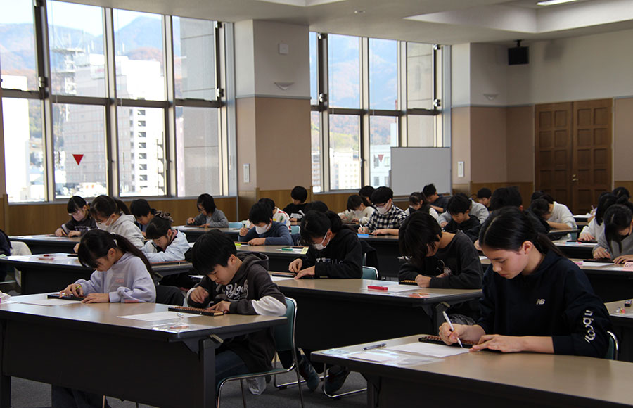 【山梨県】１７５人が技術競う　そろばんコンクール県大会