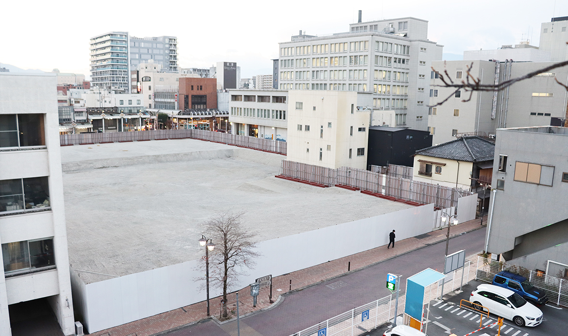 【山梨県】旧岡島跡地​　高さ2分の1縮小も検討